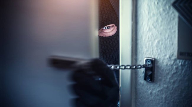 Супруги обокрали квартиру москвички на семь миллионов рублей - «Новости»