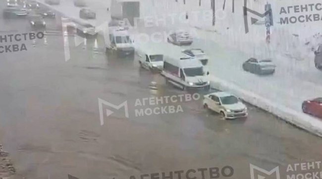 Трубу прорвало возле станции метро «Технопарк» - «Новости»