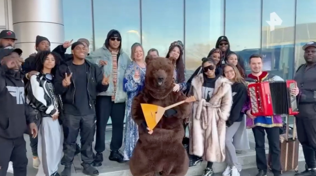 Рэпера Flo Rida встретили в Москве хитом Low с народными инструментами и медведем - «Новости»