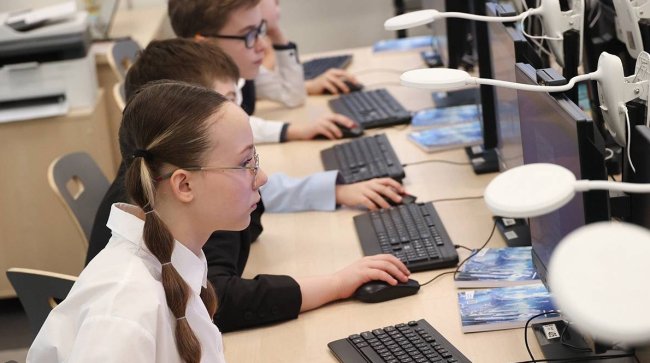 Школьники в России с 1 сентября начнут изучать ИИ на уроках информатики - «Новости»