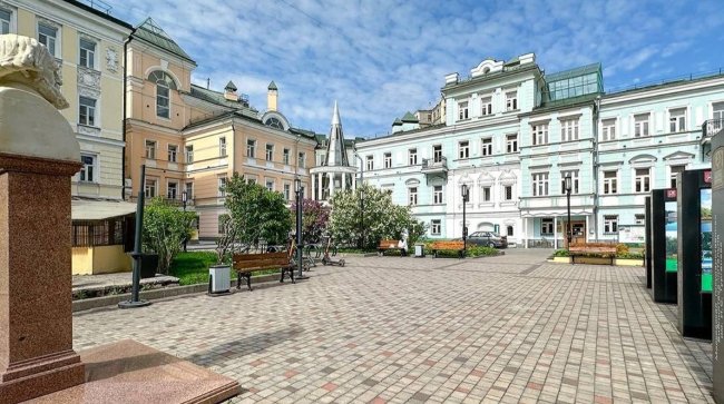 Московские библиотеки открыли летние читальни под открытым небом - «Новости»