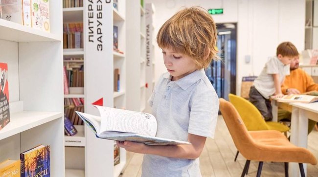 Московский библиотекарь назвал книги, которые стоит читать всей семьей - «Новости»