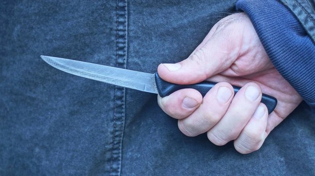 Мужчина угрожал ножом сотрудникам магазина в Москве после кражи бутылок вина - «Новости»