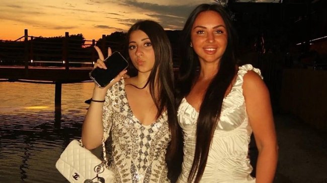Экс-супруга Михаила Галустяна Виктория показала редкое фото с 16-летней дочерью - «Новости»