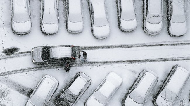Юристы рассказали, куда жаловаться на неправильную парковку соседей - «Авто»