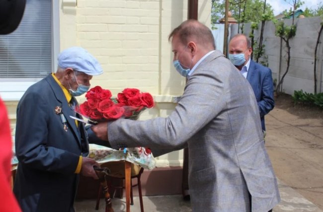 Фейк РИА «Новости»: в Украине ветеран из-за угроз националистов три года не решался носить ордена в День Победы - «Антифейк»