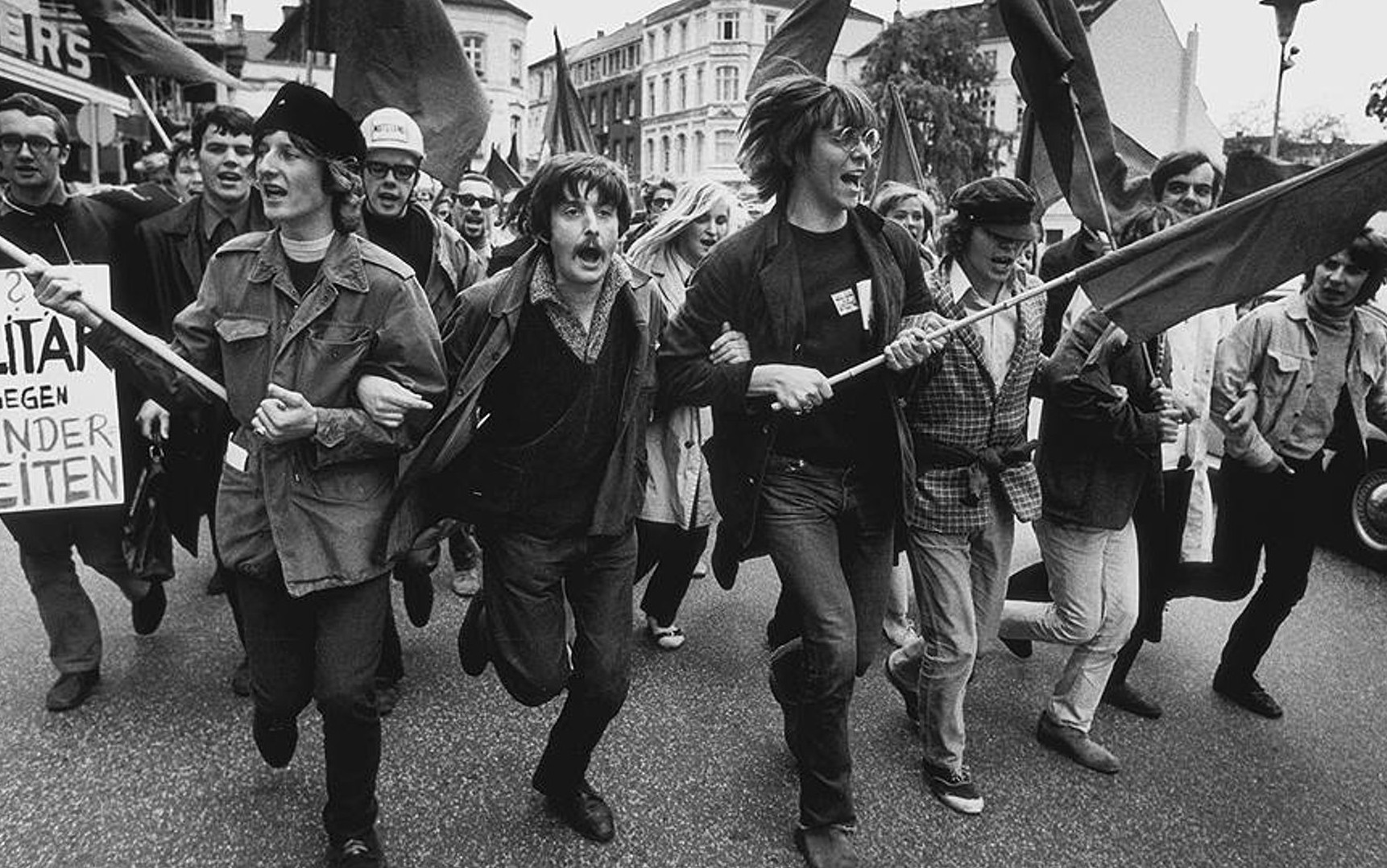 Кризис 1960 1970. Студенческие протесты США 1968. Студенческие протесты в ФРГ В 1968 году. Париж 1968 студенческие бунты. Студенческие протесты 1968 Германия.