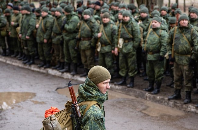 «Окоп рыли ложками, жевали листья, думали только, как спрятаться». Как мобилизованных везут на фронт без подготовки, снабжения и мотивации - «Политика»