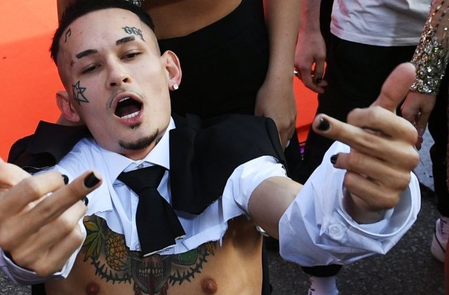 Фейк РИА «Новости»: уехавшие артисты «выстроились в очередь» на возвращение в Россию - «Антифейк»