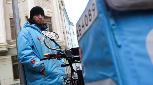 В России предложили запретить езду курьеров на оживленных тротуарах - «Новости»